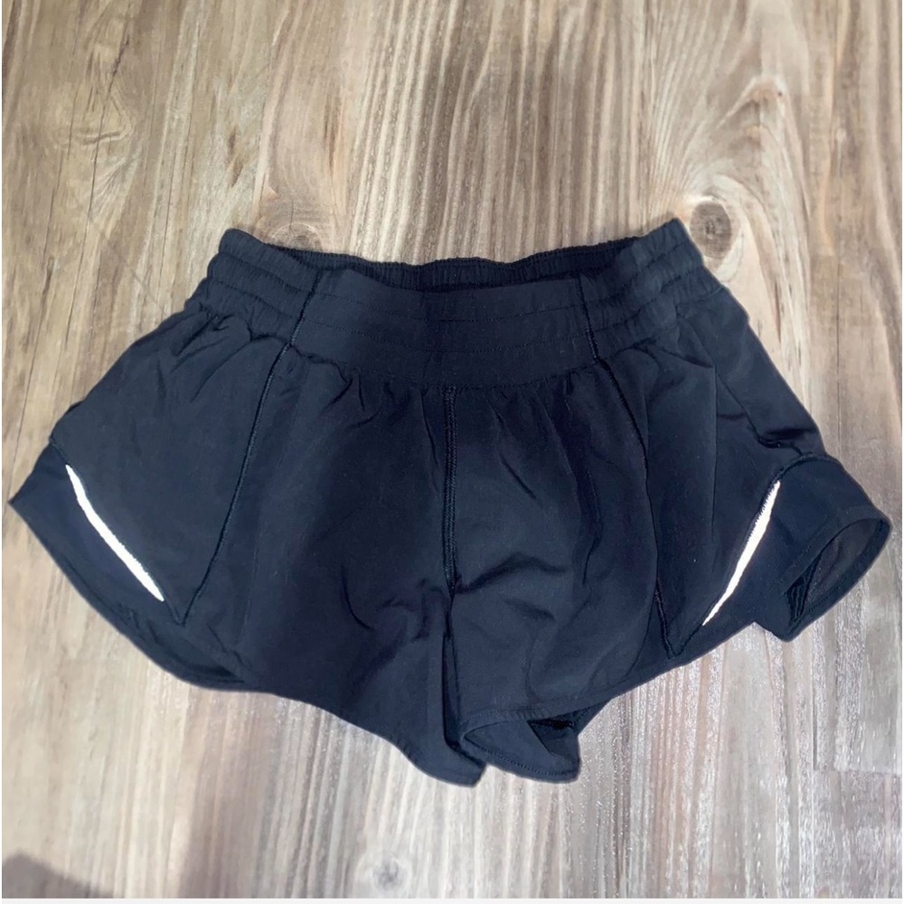 Size 4 Lulu hotty hot shorts 2.5